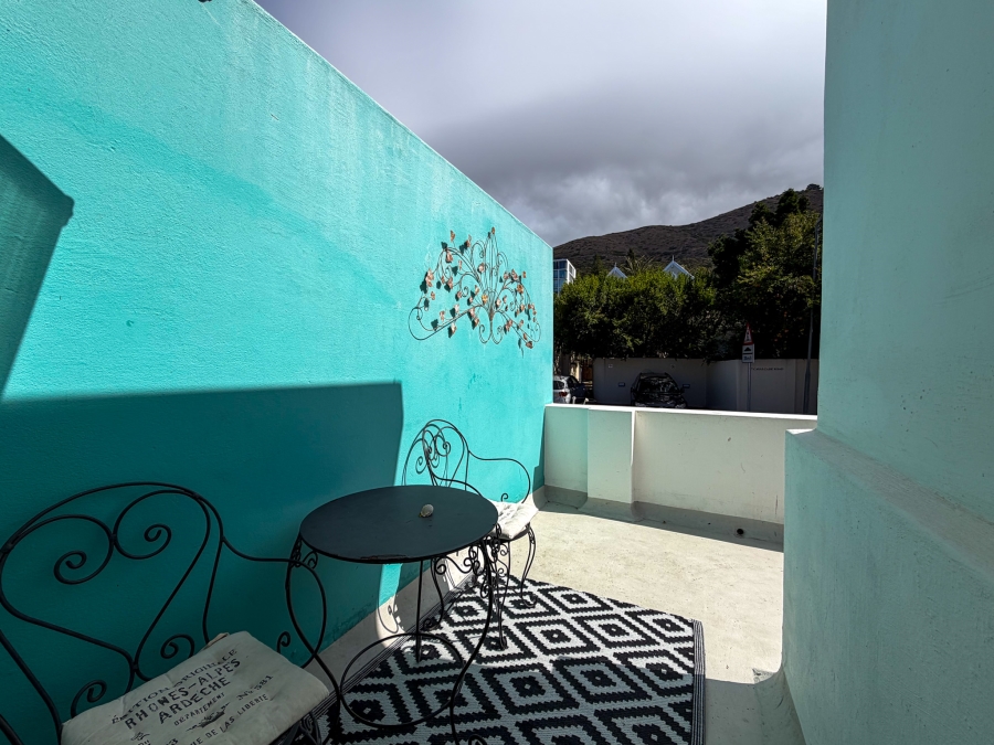 6 Bedroom Property for Sale in Green Point Western Cape